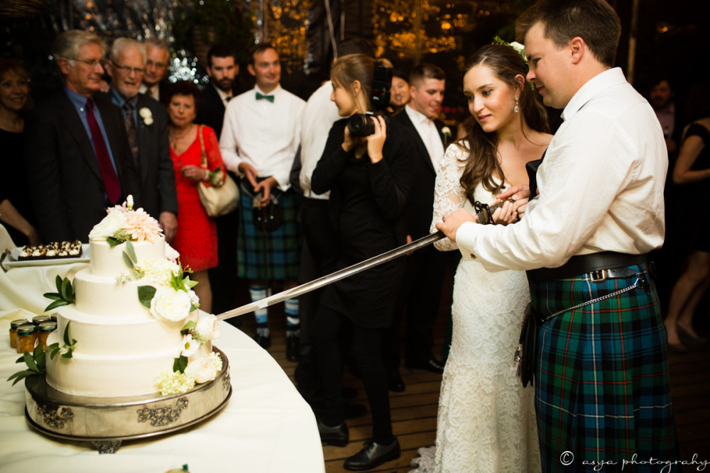 newlyweds cut the cake